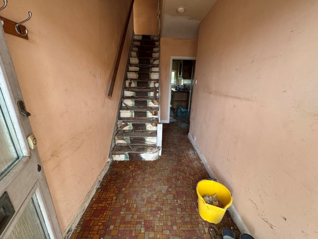 Lot: 16 - FIVE-BEDROOM HOUSE FOR TOTAL REFURBISHMENT WITH POTENTIAL PLOT - Entrance hall